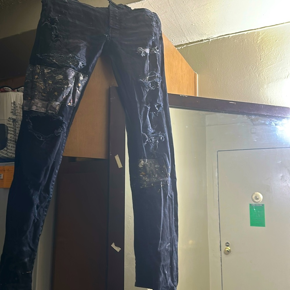 Black amiri jeans size 30 there slim fit let me know guy 🤩🤩
